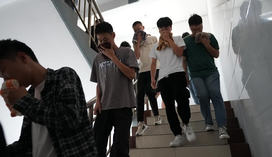 电子商务英皇娱乐场
联合保卫处、公寓中心举办消防安全应急疏散演练 电子商务英皇娱乐场
联合保卫处、公寓中心举办消防安全应急疏散演练