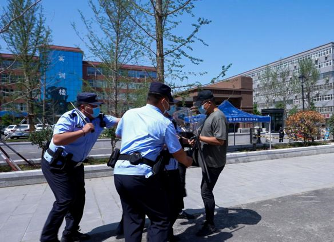 校警联合开展反恐防暴演练 提高英皇娱乐场
处理突发事件能力 校警联合开展反恐防暴演练 提高英皇娱乐场
处理突发事件能力