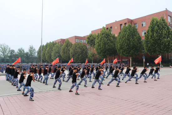 不忘初心正青春，砥砺前行展风采——洛阳科技职业英皇娱乐场
举行2020级新生军训会操暨表彰大会(1)140.png
