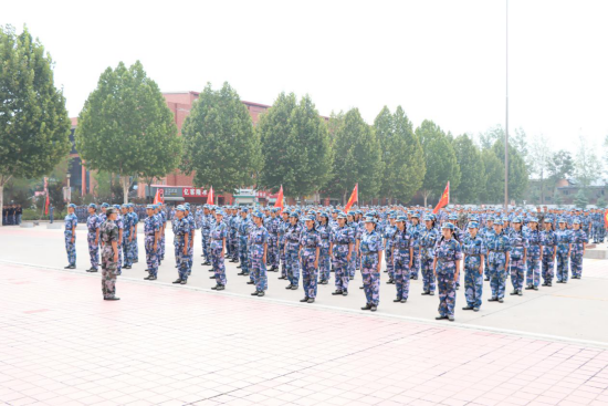 不忘初心正青春，砥砺前行展风采——洛阳科技职业英皇娱乐场
举行2020级新生军训会操暨表彰大会(1)494.png