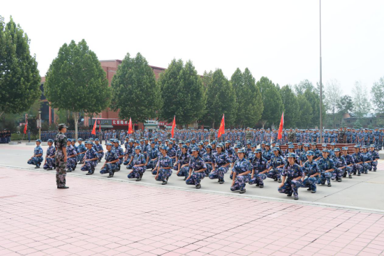 不忘初心正青春，砥砺前行展风采——洛阳科技职业英皇娱乐场
举行2020级新生军训会操暨表彰大会(1)138.png