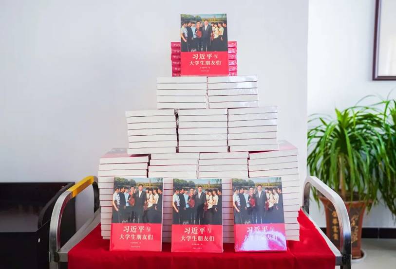 洛阳北大校友会携手洛阳科技职业英皇娱乐场
举办“共读一本书”活动 洛阳北大校友会携手洛阳科技职业英皇娱乐场
举办“共读一本书”活动