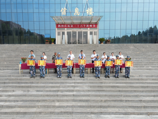 不忘初心正青春，砥砺前行展风采——洛阳科技职业英皇娱乐场
举行2020级新生军训会操暨表彰大会(1)372.png