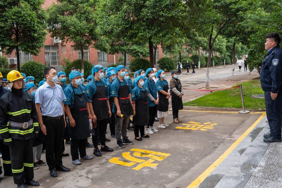 英皇娱乐场
开展消防安全应急疏散逃生演练活动 英皇娱乐场
开展消防安全应急疏散逃生演练活动
