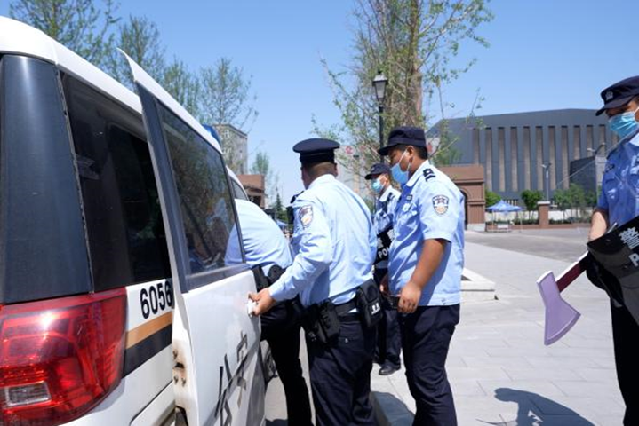 校警联合开展反恐防暴演练 提高英皇娱乐场
处理突发事件能力 校警联合开展反恐防暴演练 提高英皇娱乐场
处理突发事件能力