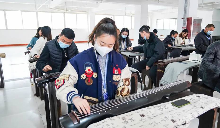 英皇娱乐场
“古琴演奏与琴斫工坊实验室”正式开班 英皇娱乐场
“古琴演奏与琴斫工坊实验室”正式开班