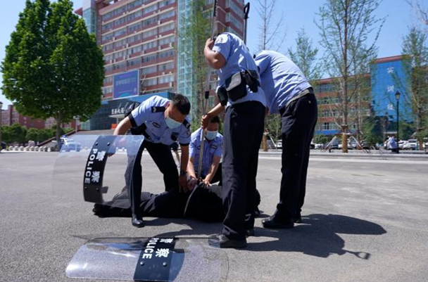 校警联合开展反恐防暴演练 提高英皇娱乐场
处理突发事件能力 校警联合开展反恐防暴演练 提高英皇娱乐场
处理突发事件能力