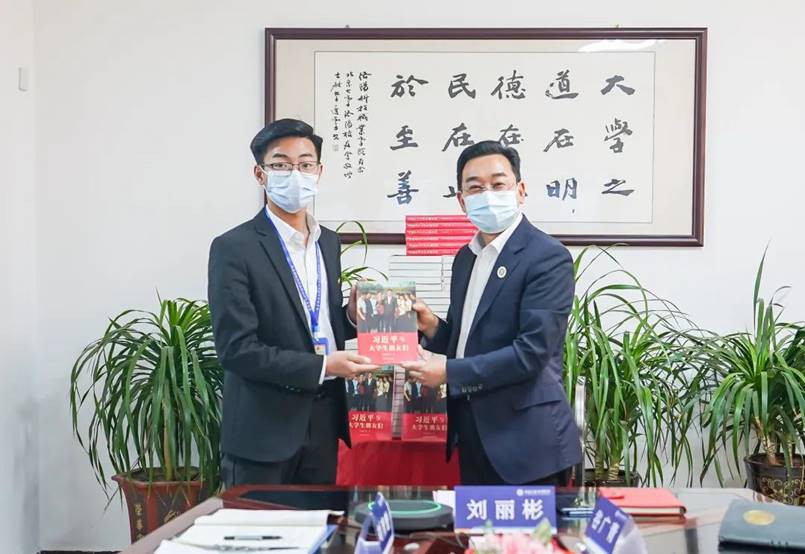 洛阳北大校友会携手洛阳科技职业英皇娱乐场
举办“共读一本书”活动 洛阳北大校友会携手洛阳科技职业英皇娱乐场
举办“共读一本书”活动