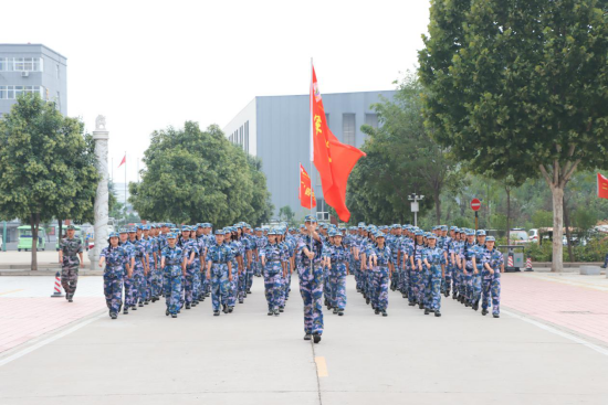 不忘初心正青春，砥砺前行展风采——洛阳科技职业英皇娱乐场
举行2020级新生军训会操暨表彰大会(1)136.png