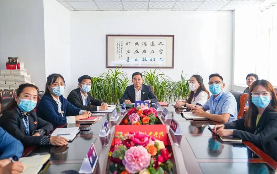 洛阳北大校友会携手洛阳科技职业英皇娱乐场
举办“共读一本书”活动 洛阳北大校友会携手洛阳科技职业英皇娱乐场
举办“共读一本书”活动