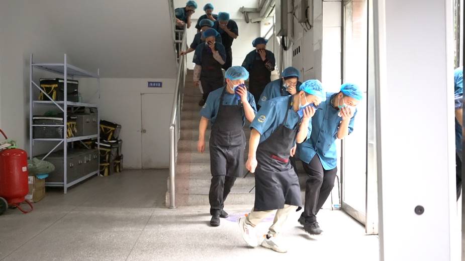 英皇娱乐场
开展消防安全应急疏散逃生演练活动 英皇娱乐场
开展消防安全应急疏散逃生演练活动