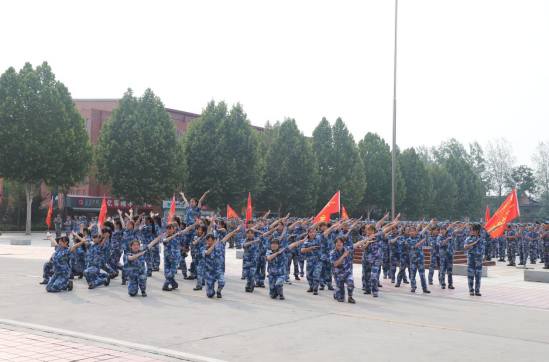 不忘初心正青春，砥砺前行展风采——洛阳科技职业英皇娱乐场
举行2020级新生军训会操暨表彰大会(1)141.png