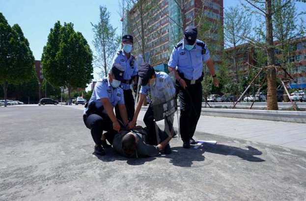 校警联合开展反恐防暴演练 提高英皇娱乐场
处理突发事件能力 校警联合开展反恐防暴演练 提高英皇娱乐场
处理突发事件能力
