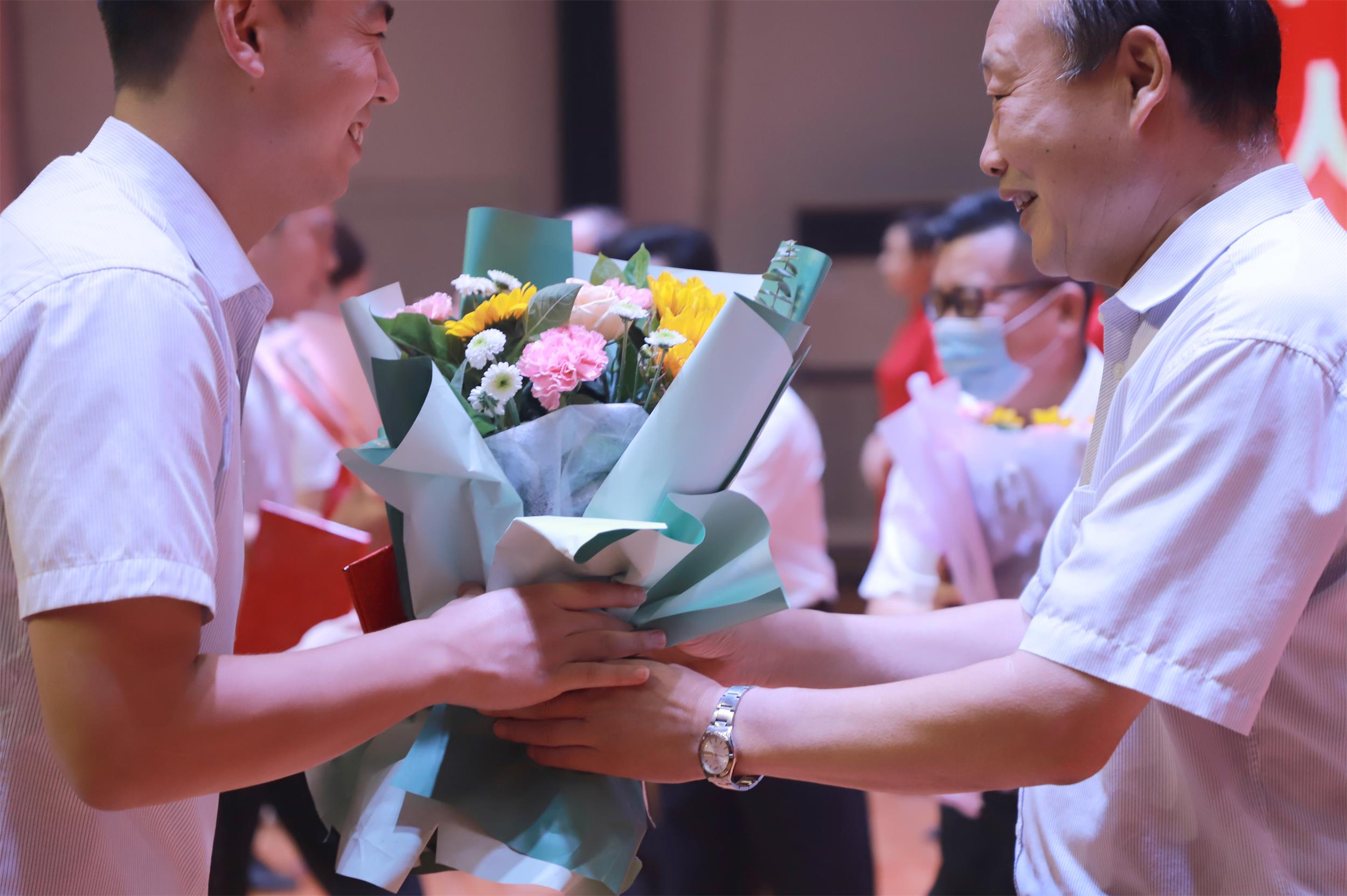 1599733904374382.jpg 表彰特写.JPG