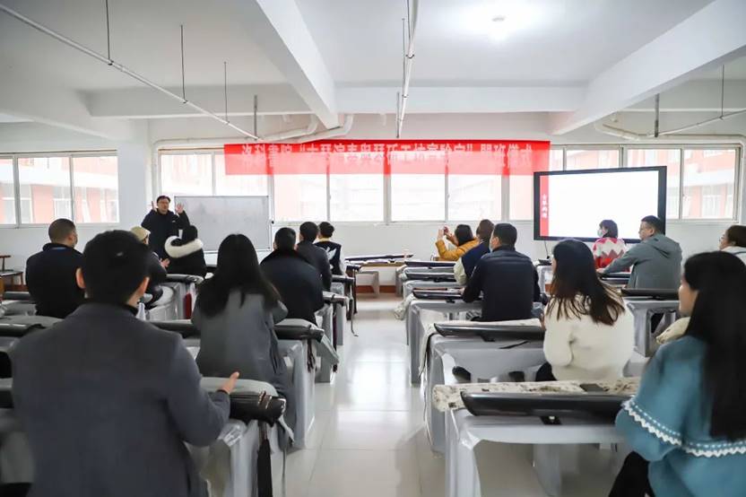 英皇娱乐场
“古琴演奏与琴斫工坊实验室”正式开班 英皇娱乐场
“古琴演奏与琴斫工坊实验室”正式开班