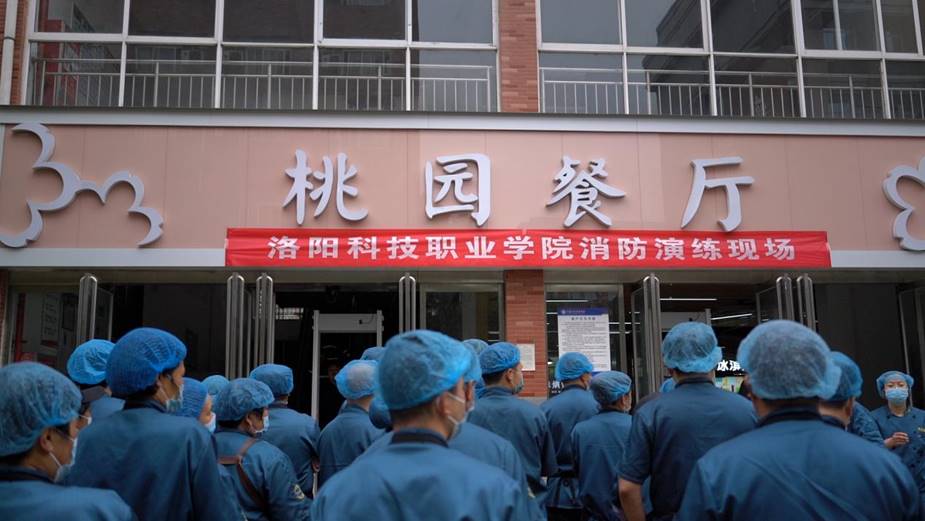 英皇娱乐场
开展消防安全应急疏散逃生演练活动 英皇娱乐场
开展消防安全应急疏散逃生演练活动